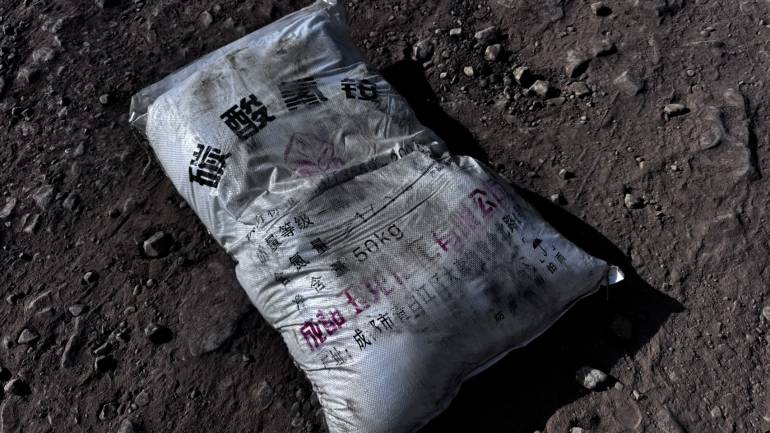 กระสอบสารเคมีที่ตกหล่นตลอดเส้นทางระหว่างเมืองคูน-เชียงขวาง