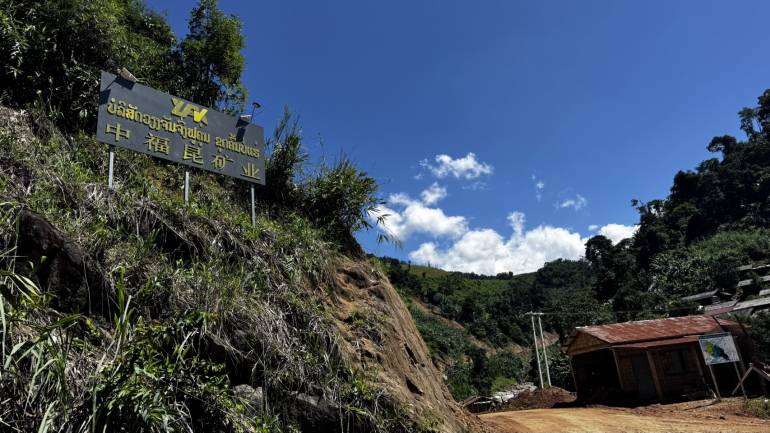 บริษัททำเหมืองแร่ 2 แห่ง บริเวณริมถนนเมืองคูน-ปากเงียบ