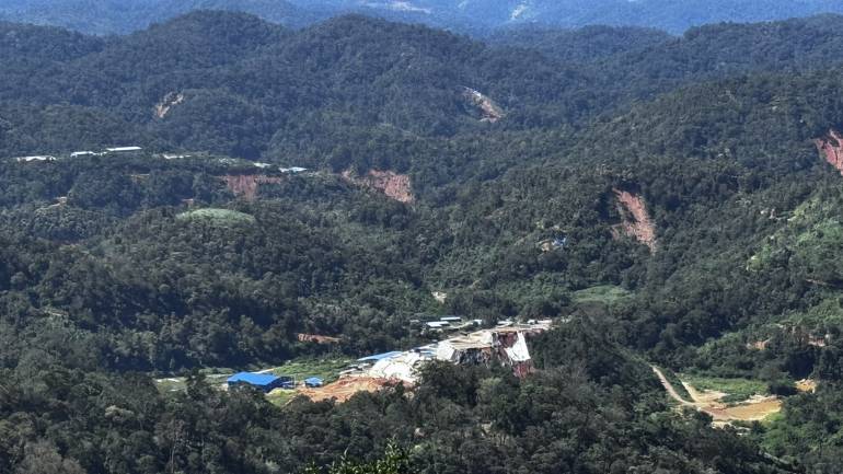 เหมืองแร่หายากบริเวณเมืองคูน แขวงเชียงขวาง ประเทศลาว ตั้งอยู่บนเขาสูง บริเวณโดยรอบเกิดดินถล่ม  และตั้งอยู่ติดกับแม่น้ำเงียบ