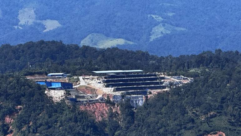 เหมืองแร่หายาก อีกบ่อที่ได้รับความเสียหายจากดินถล่ม บริเวณเมืองคูน แขวงเชียงขวาง ประเทศลาว