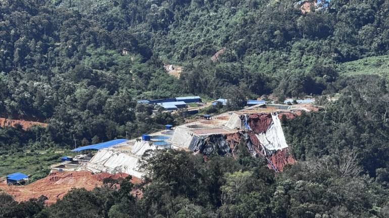 บริเวณเหมืองแร่หายาก ที่เสียหายจากดินถล่ม(28-29 ก.ย.68) ด้านล่างคือแม่น้ำเงียบ แหล่งน้ำสำคัญของหลายหมู่บ้านในแขวงเชียงขวาง ประเทศลาว และไหลลงสู่แม่น้ำโขง ตรงข้ามกับ อ.เมือง จ.บึงกาฬ ประเทศไทย