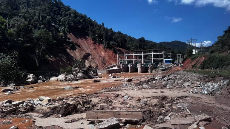 เขื่อนน้ำเงียบที่ได้รับความเสียหายจากน้ำป่าไหลหลากและดินถล่ม เมื่อวันที่ 28-29 ก.ย.ที่ผ่านมา เขื่อนแห่งนี้รองรับน้ำจากเหมืองแร่หลายแห่ง น้ำทั้งหมดไหลลงสู่แม่น้ำเงียบและไหลลงสู่แม่น้ำโขง ตรงข้าม จ.บึงกาฬ ประเทศไทย