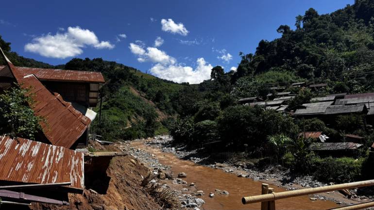 บ้านของชาวบ้านลุ่มน้ำเงียบ แขวงเชียงขวาง ประเทศลาว ที่ได้รับผลกระทบจากดินถล่ม ตะกอนดินจากเหมืองจำนวนมากพัดท่วมหมู่บ้าน