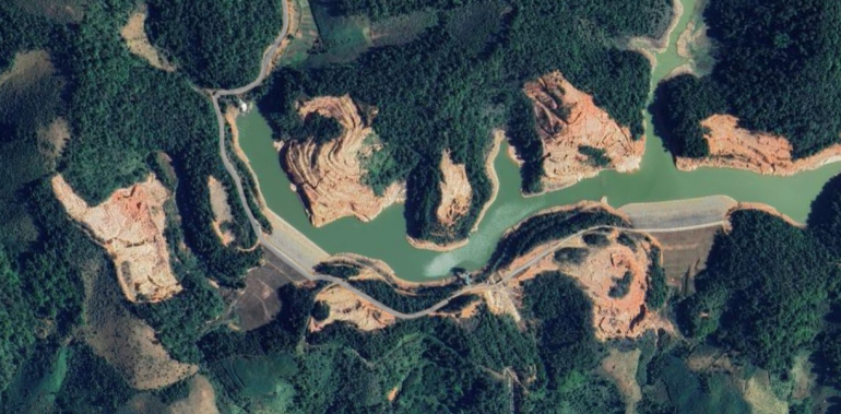 มุมสูงจาก Google Earth พบการเปิดหน้าดินจำนวนมาก คาดว่าอาจการทำเหมืองทอง