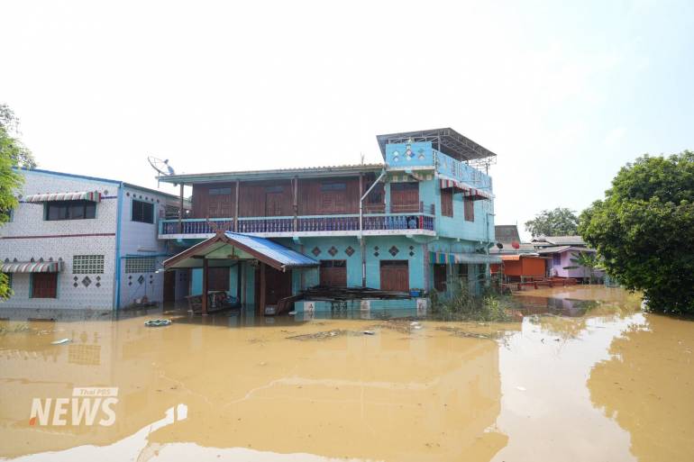 ระดับน้ำในเเม่น้ำเจ้าพระยา บริเวณชุมชน วัดเจดีย์ทอง อำเภอสามโคก จังหวัดปทุมธานี เพิ่มสูงขึ้นอย่างต่อเนื่อง