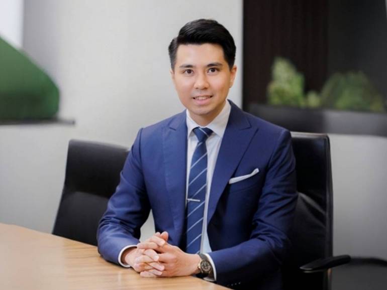 นายอมร ทองธิว กรรมการผู้จัดการ บริษัท วิริยะประกันภัย จำกัด (มหาชน) 