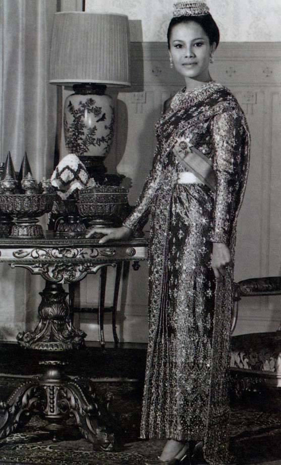 ชุดไทยศิวาลัย ชุดไทยแบบนี้ใช้ในงานพิธีเต็มยศ ทั้งกลางวันและกลางคืน เป็นแบบเดียวกับชุดไทยบรมพิมาน แต่มีผ้าสไบห่มทับ (ภาพจาก หน่วยราชการในพระองค์)
