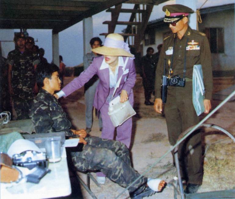 มีพระราชปฏิสันถารกับเจ้าหน้าที่ทหารที่บาดเจ็บอย่างใกล้ชิด (ภาพจาก : หน่วยราชการในพระองค์)