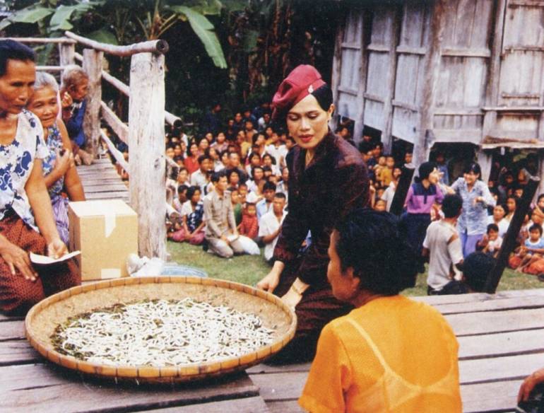 สมเด็จพระนางเจ้าสิริกิติ์ พระบรมราชินีนาถ พระบรมราชชนนีพันปีหลวง โปรดการปฏิบัติงานแบบครบวงจร เมื่อทรงสนับสนุนให้ชาวบ้านทอผ้าไหม ก็ให้ปลูกหม่อนเลี้ยงไหมและสาวไหมไปพร้อมกันด้วย