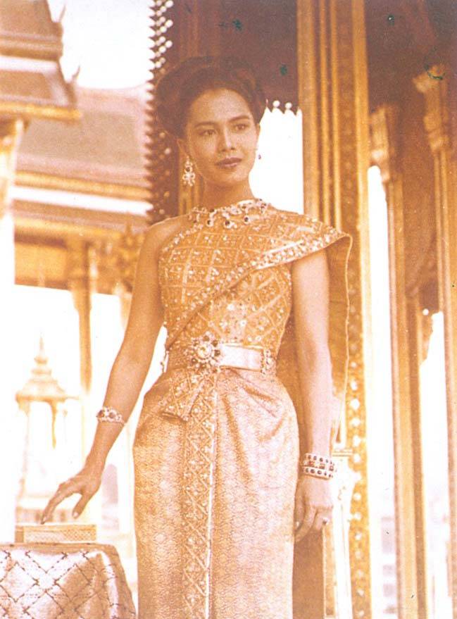 ชุดไทยจักรี เป็นชุดที่ใช้ผ้าซิ่นแบบเดียวกับไทยบรมพิมาน แต่เสื้อเป็นสไบเฉียง ใช้ในโอกาสงานพิธีกลางคืน
