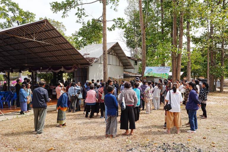 ชาวบ้านในชุมชนนาแก จ.นครพนม ให้ความสนใจในการใช้ไม้ยืนต้นที่มีอยู่ในพื้นที่ตัวเองเป็นหลักค้ำประกัน