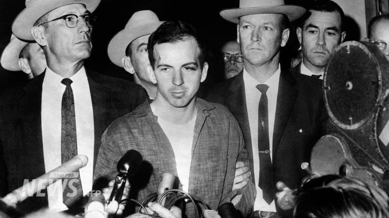 ลี ฮาร์วีย์ ออสวัลด์ (Lee Harvey Oswald) มือปืนที่ยิง JFK 