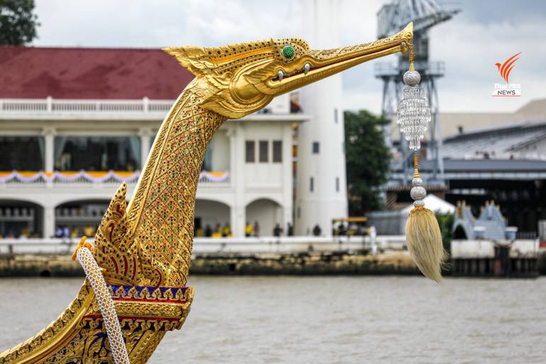 การอัญเชิญเรือพระที่นั่งไปยังท่าราชวรดิฐ เพื่อผูกทุ่นประกอบกาพย์เห่เรือเฉลิมพระเกียรติ เนื่องในพระราชพิธีมหามงคลเฉลิมพระชนมพรรษา 6 รอบ 28 กรกฎาคม 2567 เมื่อวันที่ 28 กรกฎาคม 2567
 