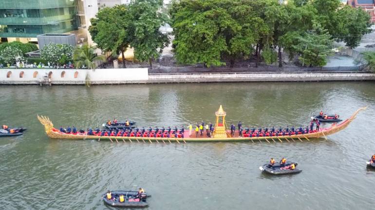 อัญเชิญ เรือพระทีนั่งอนันตนาคราช ลงน้ำ เรือพระราชพิธี ในการจัดเตรียมขบวนพยุหยาตราทางชลมารค  ภาพจาก : เฟซบุ๊ก พระลาน