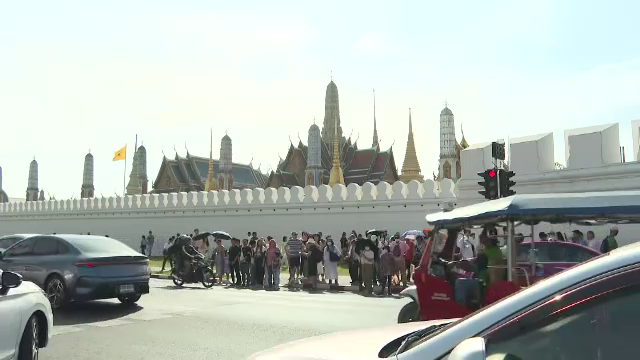 บรรยากาศที่วัดพระแก้ว สนามหลวงคนมาทำบุญและเตรียมสวดมนต์ข้ามปี 