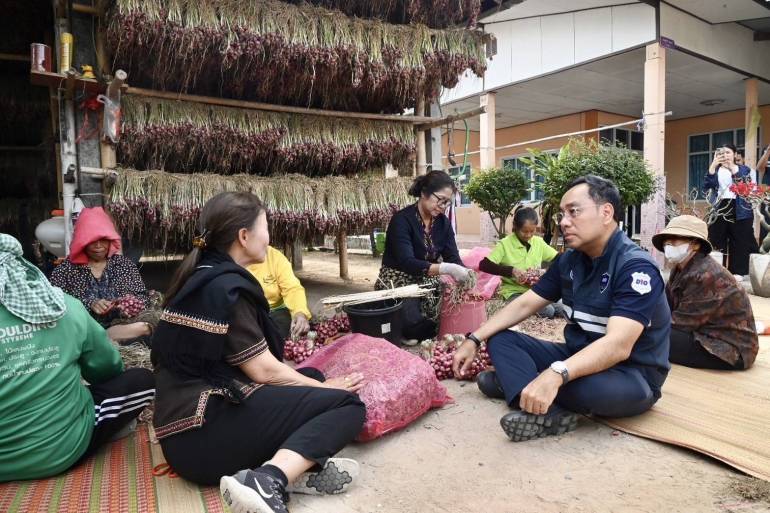 นายวิทยากร ลงพื้นที่จังหวัดศรีสะเกษตร ติดตามสถานการณ์การผลิตและการค้าสินค้าหอมแดง