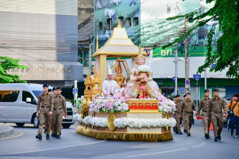 ภาพ: พระลาน   ประชาชนร่วมต้อนรับและรับชมความงดงามของริ้วขบวนอัญเชิญพระบรมสารีริกธาตุ (พระเขี้ยวแก้ว) เส้นทางจากดอนเมือง ผ่านถนนเยาวราช เข้าสู่ถนนราชดำเนิน ไปยังลานพลับพลามหาเจษฎาบดินทร์ วันที่ 4 ธ.ค.2567