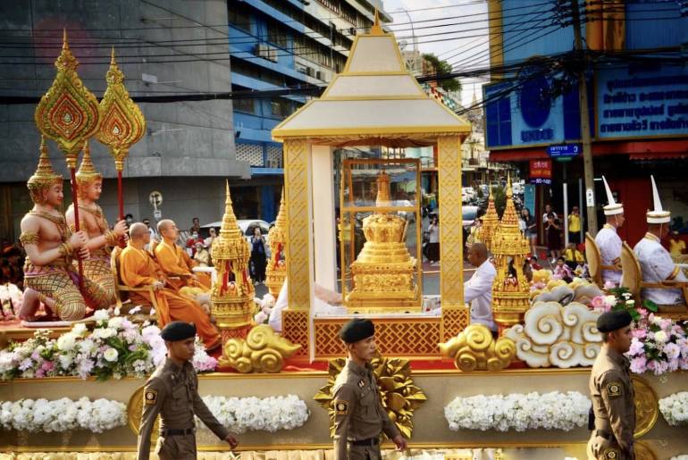 ภาพ: พระลาน   ประชาชนร่วมต้อนรับและรับชมความงดงามของริ้วขบวนอัญเชิญพระบรมสารีริกธาตุ (พระเขี้ยวแก้ว) เส้นทางจากดอนเมือง ผ่านถนนเยาวราช เข้าสู่ถนนราชดำเนิน ไปยังลานพลับพลามหาเจษฎาบดินทร์ วันที่ 4 ธ.ค.2567