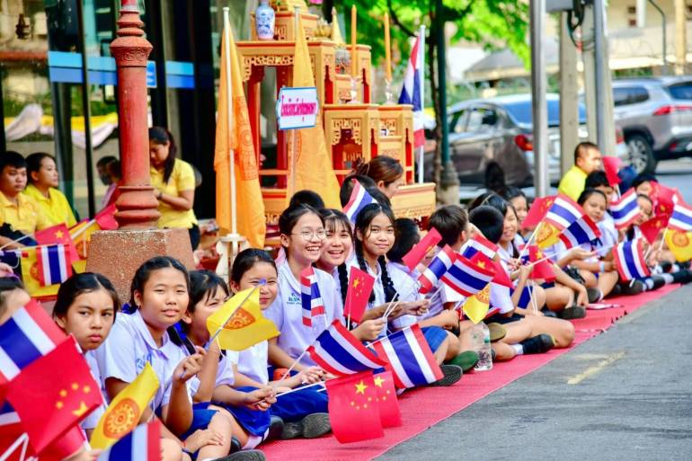 ภาพ: พระลาน   ประชาชนร่วมต้อนรับและรับชมความงดงามของริ้วขบวนอัญเชิญพระบรมสารีริกธาตุ (พระเขี้ยวแก้ว) เส้นทางจากดอนเมือง ผ่านถนนเยาวราช เข้าสู่ถนนราชดำเนิน ไปยังลานพลับพลามหาเจษฎาบดินทร์ วันที่ 4 ธ.ค.2567