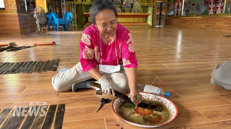 สุรีย์ บุญญานุพงศ์ อดีตนักวิจัยอาวุโส สถาบันวิจัยสังคม มหาวิทยาลัยเชียงใหม่ หนึ่งในอาสาสมัคร ล้างคัมภีร์ใบลาน ที่วัดสันป่าเลียง อ.เมือง จ.เชียงใหม่ 