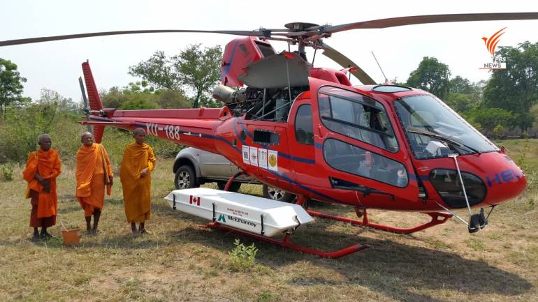 เฮลิคอปเตอร์และอุปกรณ์ไลดาร์ที่ทีมนักสำรวจจาก Cambodian Archaeological Lidar Initiative หรือ CALI ใช้บินสำรวจนครวัดและบริเวณโดยรอบในปี 2558 ในภาพคณะสงฆ์มาร่วมให้พรทีมสำรวจเมื่อเดินทางมาถึงปราสาท Banteay Chhmar (ภาพจาก angkorlidar.org)