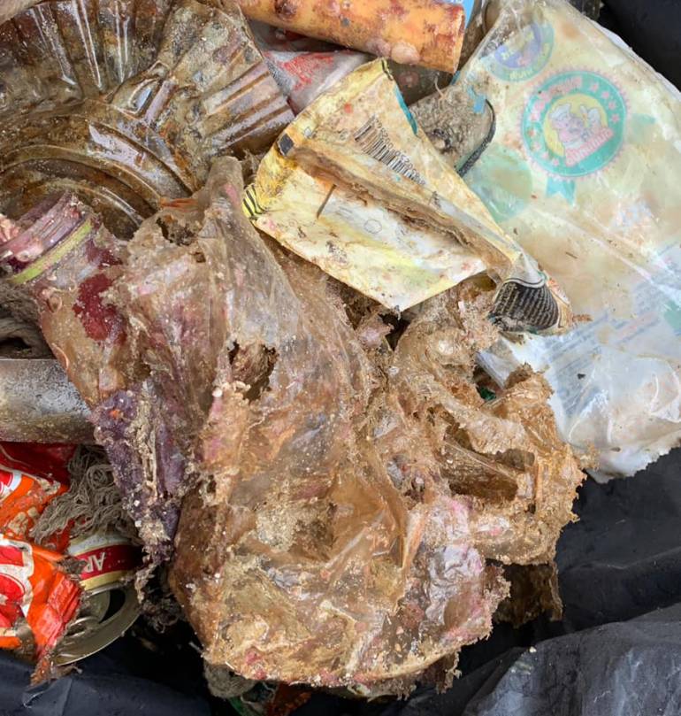 ถุงพลาสติกแตกตัวปล่อยไมโครพลาสติกออกมา ภาพ : Thon Thamrongnawasawat