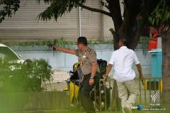 ตำรวจอินโดนีเซียเล็งอาวุธปืนไปที่ผู้ต้องสงสัยขณะเกิดเหตุระเบิดหลายจุดด้านนอกร้านกาแฟในกรุงจาการ์ตา