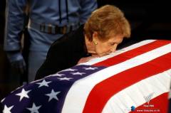 นางแนนซี เรแกน ก้มลงจุมพิตหีบศพที่คลุมด้วยธงชาติสหรัฐฯ ของอดีตประธานาธิบดีโรนัลด์ เรแกน ผู้เป็นสามี (11 มิ.ย.2547)
