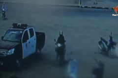 ภาพจากกล้องวงจรปิดบันทึกภาพมีผู้ขี่รถจักรยานยนต์มาจอดข้างรถระบะของตำรวจก่อนเกิดเหตุระเบิด