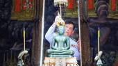 ในหลวง-พระราชินี เสด็จฯ ทรงเปลี่ยนเครื่องทรงฤดูฝน ถวายพระแก้วมรกต