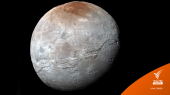 รอยแตกบนพื้นผิว "แครอน" ดวงจันทร์ของพลูโต อาจมีมหาสมุทรภายใต้เปลือกน้ำแข็ง