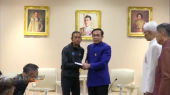 “ตูน บอดี้สแลม” พบ นายกฯ รับเงินบริจาคก้าวคนละก้าว – หยุดวิ่ง 2 วัน 