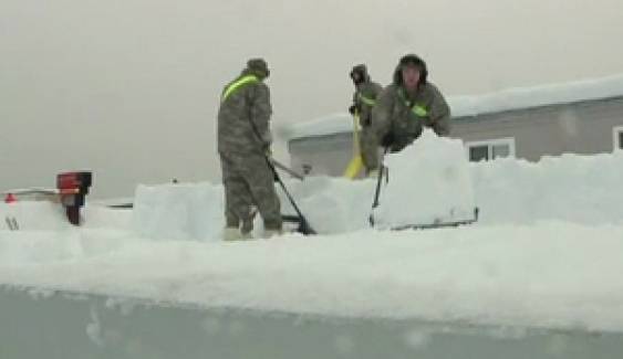 ทหารสหรัฐฯ ช่วยกำจัดหิมะในรัฐอลาสก้า