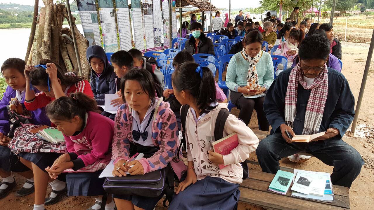 เด็กในท้องที่ร่วมเข้าฟังการบรรยายในพิธีเปิดโฮงเฮียนแม่น้ำของ จ.เชียงราย