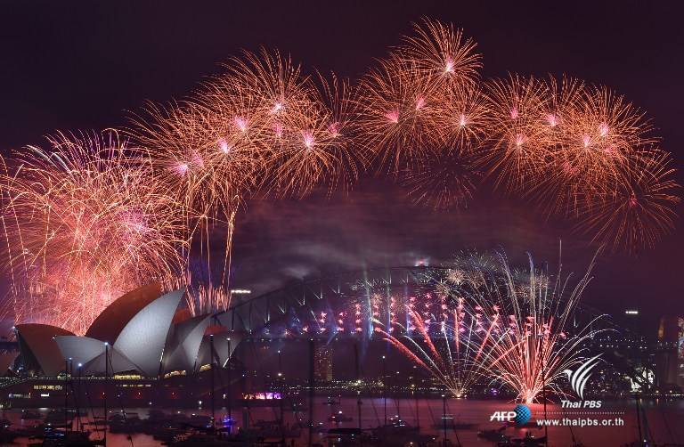 ออสเตรเลียจัดการแสดงดอกไม้ไฟต้อนรับปีใหม่บริเวณสะพานฮาร์เบอร์และโอเปร่าเฮ้าส์ของนครซิดนีย์ตามแนวคิด "เมืองแห่งสีสัน" ซึ่งถือเป็นการแสดงดอกไม้ไฟครั้งยิ่งใหญ่ที่สุดของประเท