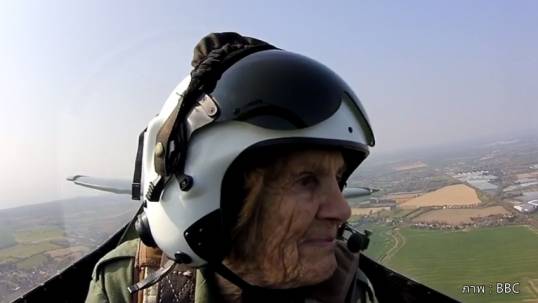 อดีตทหารอากาศหญิงอังกฤษออกเหินเวหาอีกครั้งในวัย 92