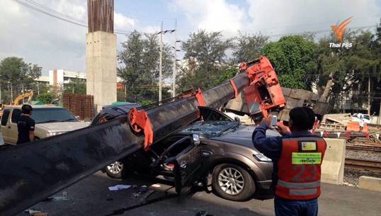 เกิดเหตุเครนก่อสร้างล้มทับรถยนต์ใกล้สถานีรถไฟดอนเมือง เจ็บ 1 คน 