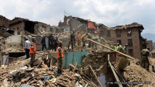 จนท.เนปาลยังค้นหาผู้รอดชีวิตจากแผ่นดินไหว ปชช.ไม่กล้าเข้าบ้านหวั่นแผ่นดินไหวซ้ำ