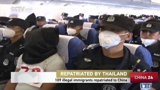 จีนเผยแพร่ภาพชาวอุยเกอร์ถูกส่งกลับจากไทย มัดมือ-คลุมถุงดำ