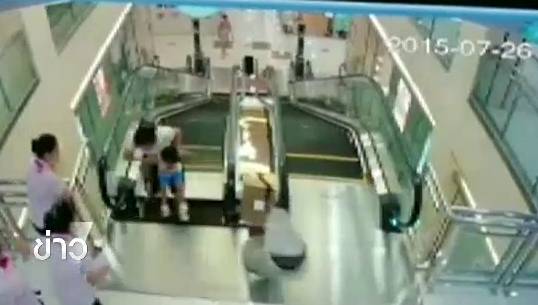 หญิงชาวจีนตกช่องบันไดเลื่อนในห้างสรรพสินค้าเสียชีวิต