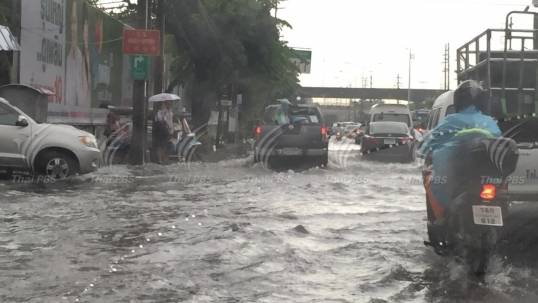 กทม.ตรวจจุดน้ำท่วมขังพระราม 4 หลังวิกฤตหนัก โรงเรียนสั่งหยุด