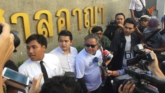 ตร.คุมตัวแกนนำกลุ่มพลเมืองโต้กลับ หลังฟ้อง พล.อ.ประยุทธ์ ที่ศาลอาญา