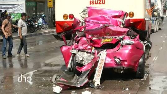 รถโม่ปูนเบรคแตกชนท้ายแท็กซี่อัดก็อปปี้รถเมล์หน้าตึกช้าง คนขับบาดเจ็บ