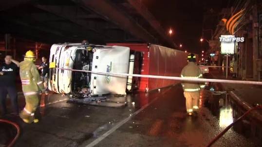 ระดมฉีดน้ำบรรทุก 18 ล้อคว่ำ-หวั่นก๊าซระเบิด เผยมาส่งของแมคโครเลี้ยวไม่พ้นเกี่ยวสะพาน