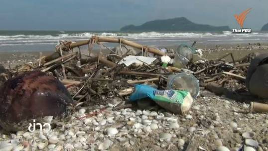 ขยะเกลื่อนหาดสามร้อยยอด จ.ประจวบฯ จากมรสุมที่พัดขึ้นฝั่งต่อเนื่อง