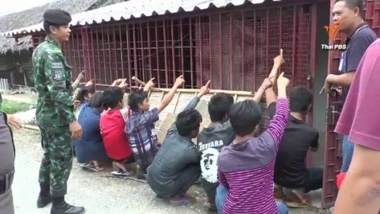 บุกฟาร์มหมูนครปฐมช่วยชีวิต 10 คนงานลาว ตั้ง 4 ข้อหาเจ้าของฐานจับขัง-บังคับทำงาน