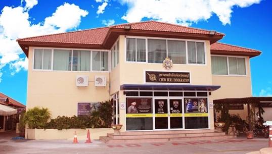 ตม.ชลบุรี ตรวจการเข้าชั้นเรียนของคนต่างด้าวที่ขออยู่ต่อเงื่อนไขเพื่อการศึกษา