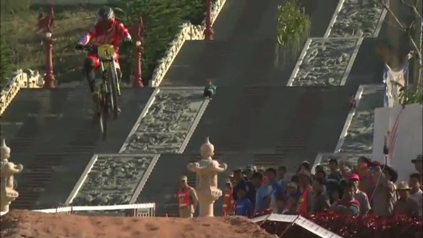 "ธนพล จารุเพ็ง" ประเดิมคว้าเเชมป์ดาวน์ฮิลล์สนามเเรก จ.เชียงราย