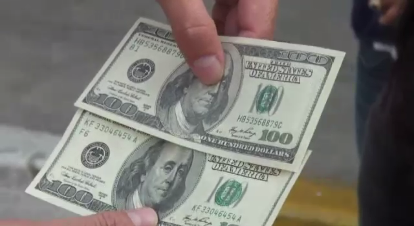 ตำรวจยึดแบงก์ดอลลาร์ปลอมใน จ.ชลบุรี มูลค่ากว่า 700,000 บาท