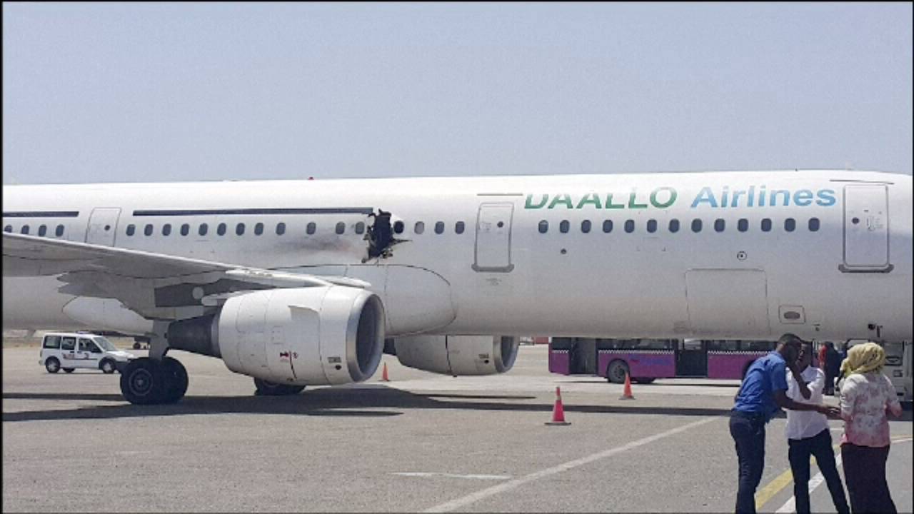 จนท.พบชิ้นส่วนระเบิดบนเครื่องบินโดยสารโซมาเลีย